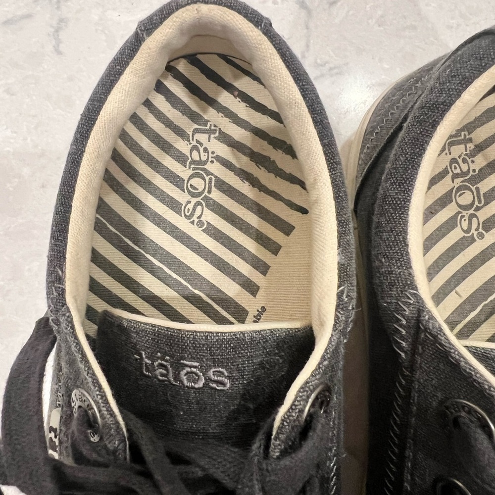 Taos women’s Plim Soul dark gray canvas sneakers.  Size 9.5 - Picture 4 of 5